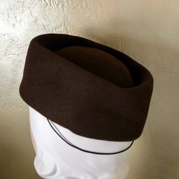 STUNNING 1940s BROWN FELT TOQUE WITH FEATHER BIRD TRIM main image 9